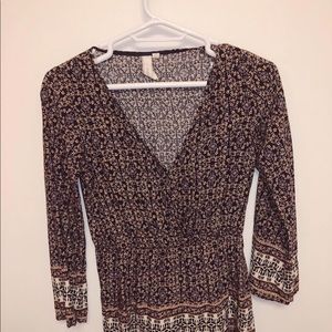 Patterned long-sleeved v-neck romper